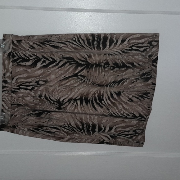 Women's size 10 John Roberts animal print skirt. - Picture 5 of 5